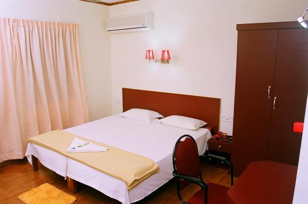 Hotel Srinivas Kochi Exterior photo